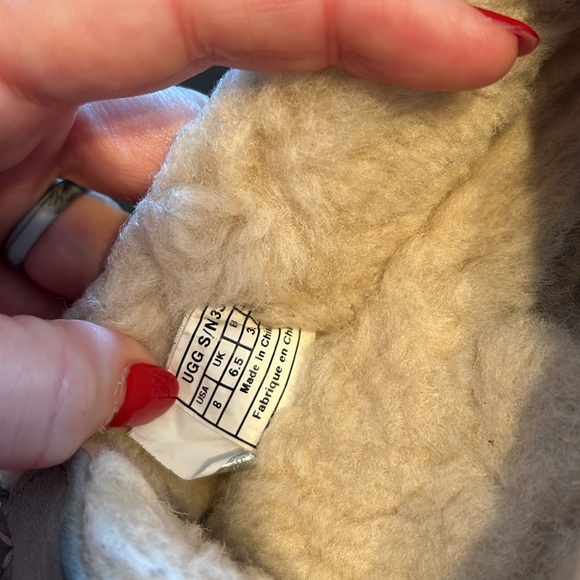 Ugg Ansley Color: Light Grey size 8 - Picture 7 of 13